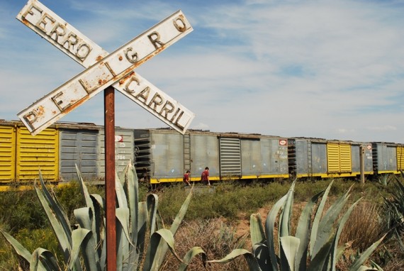 La imagen del cruce de vías y el tren carguero de fondo recorrió los medios de información de argentina. El próximo 2 de junio se recordarán las víctimas del trágico accidente.
