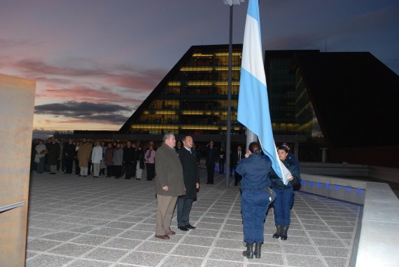 Sosa y Zavala Rodríguez en el momento en que se izaba la bandera argentina