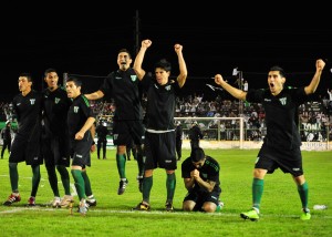 El grito de la victoria: Los jugadores festejan el penal atajado. El sueño de llegar a la final se concretaba.