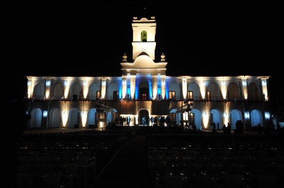 La réplica del Cabildo se viste este jueves de azul y blanco para esperar el 25 de Mayo.