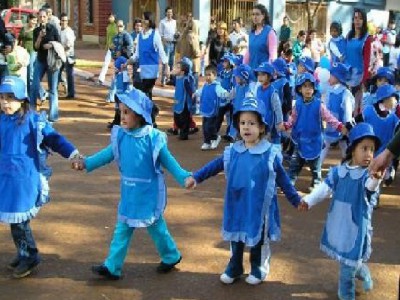 La fiesta se realizó en la plaza Pringles, 41 jardines de infantes de instituciones públicas y privadas, desfilaron por la calle céntrica