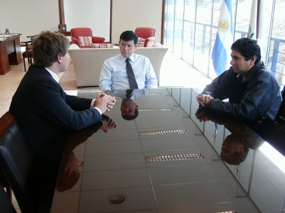 El ministro de Relaciones Institucionales y Seguridad, Eduardo Mones Ruiz, durante su encuentro con los intendentes Hernán Gatica, de Lujan y Jorge Cesar Camargo de la localidad de Leandro Alem.