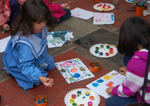 Los niños dibujaron y  pintaron sus obras.
