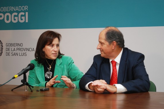 La ministra de Salud, Teresa Nigra, junto al subsecretario de Salud de la Nación, Guillermo González Prieto, en conferencia de prensa.