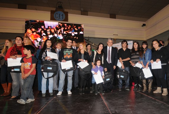 253 jóvenes recibieron del gobernador, CPN Claudio Poggi,  certificados por haberse inscripto en este proyecto.