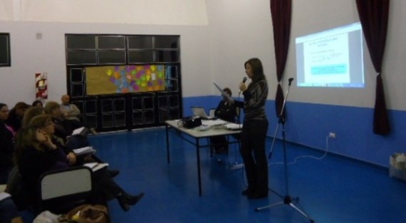La Lic. Claudia Pascual, explicando la Resolución N° 155 del Consejo Federal de Educación.