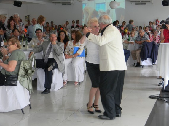 Claudio Poggi disfruta como espectador de la danza de los abuelos.