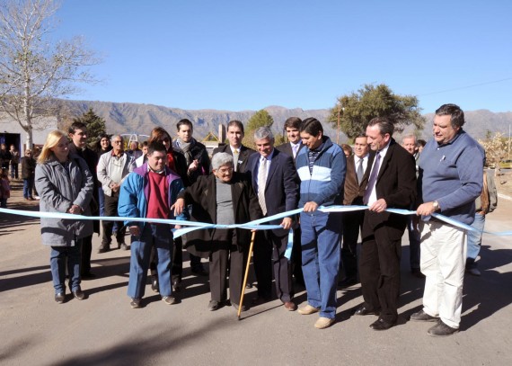 El Vicegobernador, Jorge Díaz, inauguró en la localidad de Leandro N. Alem, la repavimentación del ingreso al pueblo.