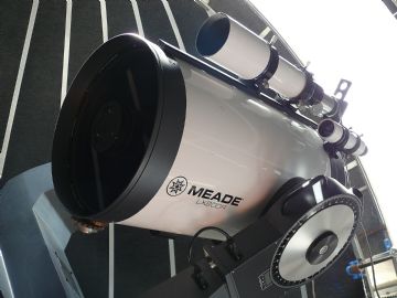 Telescopio Meade de 16 pulgadas.