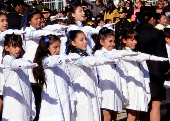 Los alumnos de cuarto grado de 6 escuelas de la ciudad hicieron la promesa a la insignia patria.