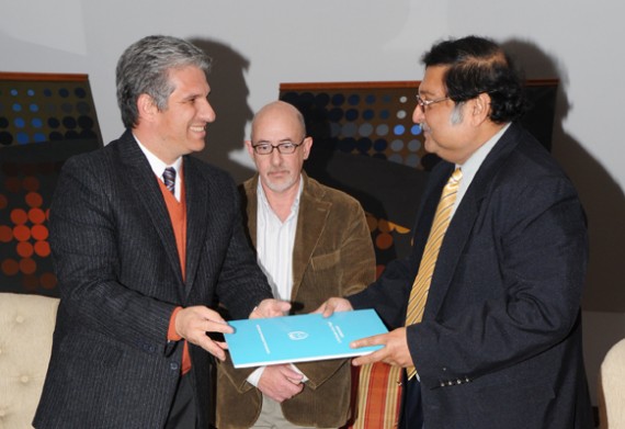El Gobernador entregó el Decreto 'Visitante Ilustre' a Sugata Mitra. 