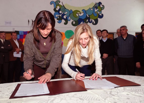 La ministra de Medio Ambiente, Daiana Hissa y la intendenta, Gloria Petrino, firmaron el convenio