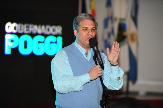 El gobernador Claudio Poggi durante el acto de entrega de contratos enmarcados en el Plan Solidaridad.