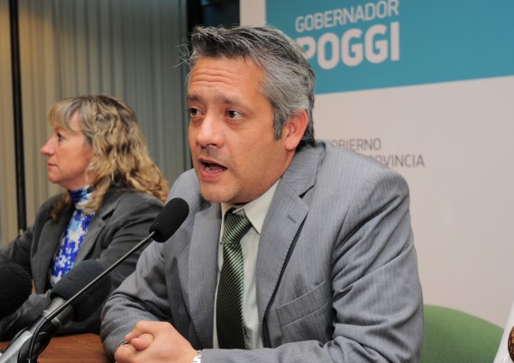 El ministro de Hacienda y Obra Pública, José María Emer en conferencia de prensa. 