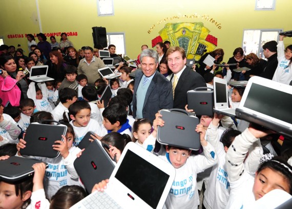 En esta oportunidad 100 chicos de las localidades de Lujan y Leandro N. Alem recibieron sus computadoras.