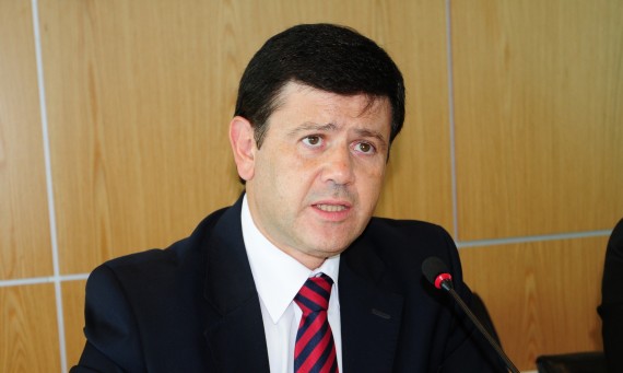 Ministro de Relaciones Institucionales y Seguridad, Eduardo Mones Ruiz.