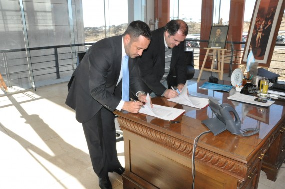 El ministro de Educación, Marcelo Sosa, junto a  Pablo Edgardo Moreno, al momento de la firma del Contrato de Comodato.