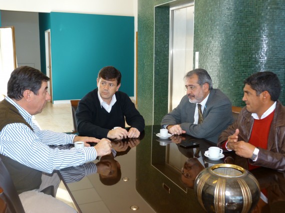 El ministro de Relaciones Institucionales y Seguridad,  Eduardo Mones Ruiz, junto a los legisladores.