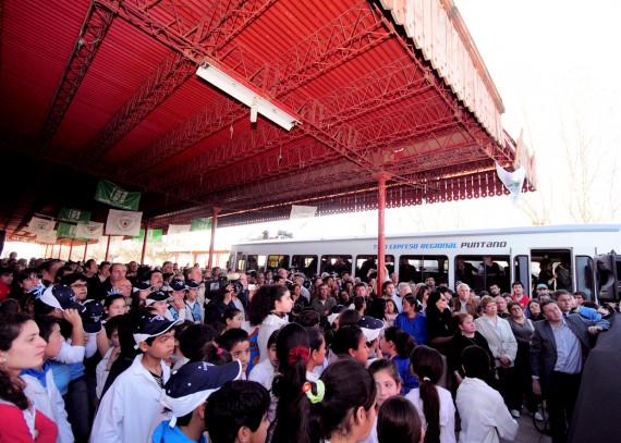 Una multitud participó del acto de presentación del nuevo tren de pasajeros.
