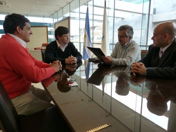Eduardo Mones Ruiz en reunión con el intendente de Concarán, Facundo Domínguez, y el intendente de Las Chacras, Roberto Zeballos.
