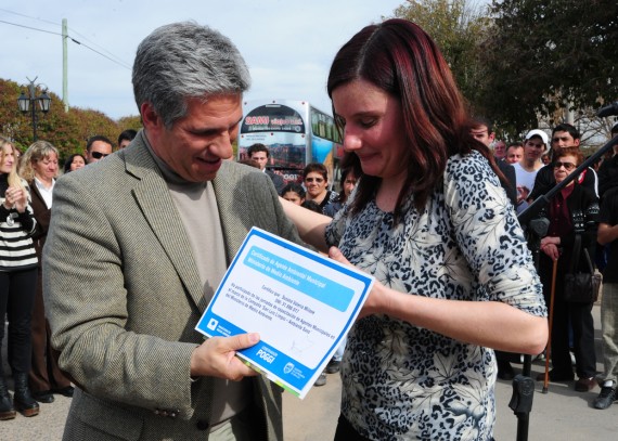 Poggi hace entrega de un certificado a una de las referentes municipales.