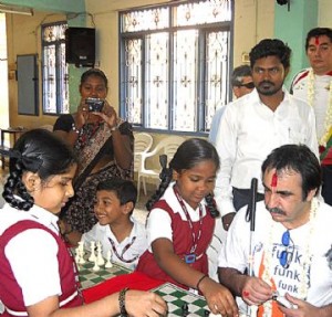 Daniel Morelli, durante su visita a la escuela de India.