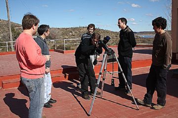 Los participantes observaron el Sol con telescopios de 40 y 60 milímetros.