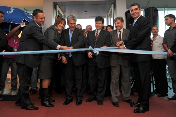 Con el corte de cinta, el gobernador Claudio Poggi, dejó oficialmente inaugurada la mega muestra digital.