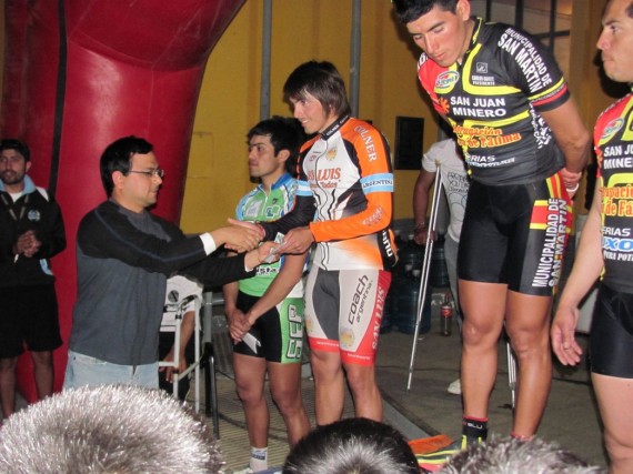 Mauricio Quiroga arriba del podio en Chamical (La Rioja).