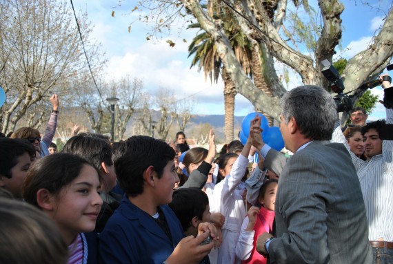 El Gobernador Claudio Poggi, ayudará junto a funcionarios a limpiar la ribera del Parque IV Centenario.