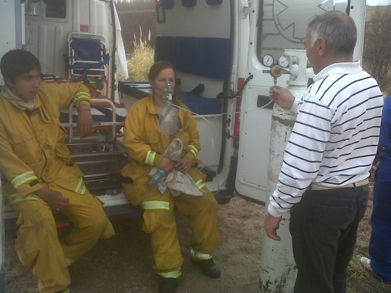 Personal del Ministerio de Salud administrando oxígeno a una bombero recién llegada del foco del incendio.