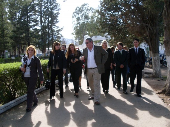 El ministro de Inclusión Social, Federico Tula, encabezando un recorrido junto a su equipo ministerial y el contingente proveniente de La Rioja.
