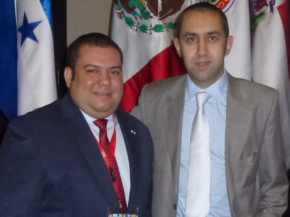 Formini junto al director general de Contrataciones Públicas de Panamá, Eldis Iván Sánchez Tuñón. 