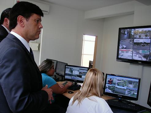 El ministro de Relaciones Institucionales y Seguridad, Eduardo Mones Ruiz, asistirá a la capacitación en video vigilancia.