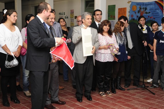 El Gobernador recibió obsequios en el acto de la escuela Tobar Garcia