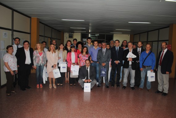 El vicegobernador de la Provincia, Jorge Díaz, directivos y profesores que recibieron diplomas.