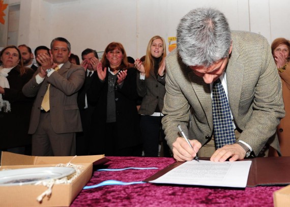 El gobernador, Claudio Poggi, durante la firma de decreto para la construcción de 5 playones deportivos en escuelas de San Luis, el pasado 24 de julio.