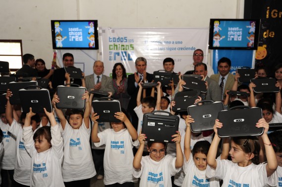 Los chicos de la escuela Eduardo Galeano ya tienen sus computadoras