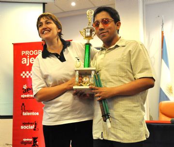   Claudia Amura, jefa de Ajedrez de la ULP, junto al campeón, Roberto Elías.