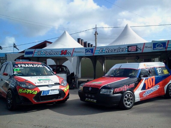 Los dos autos con los que compitió Rosales durante el fin de semana.