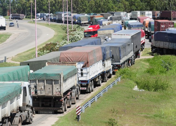 Sobre la autopista Serranias Puntanas con dirección hacia Balde se agrupan camiones