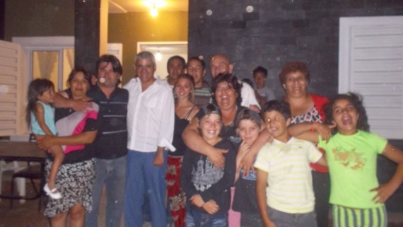El vicegobernador, Jorge Díaz, junto a una familia de Villa Mercedes