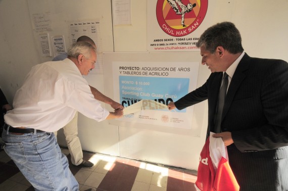 El Gobernador descubre el cartel que da cuenta el cumplimiento del proyecto que presentó el club.