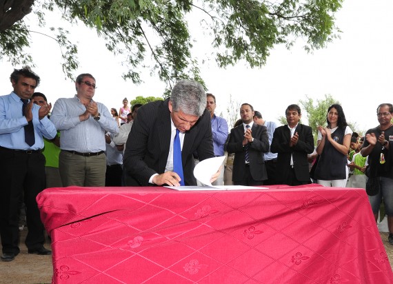 El Gobernador firma los  decreto para las obras de agua y cloacas.