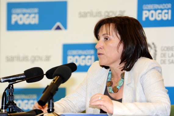 Ministra de Salud, Teresa Nigra, en conferencia de prensa.