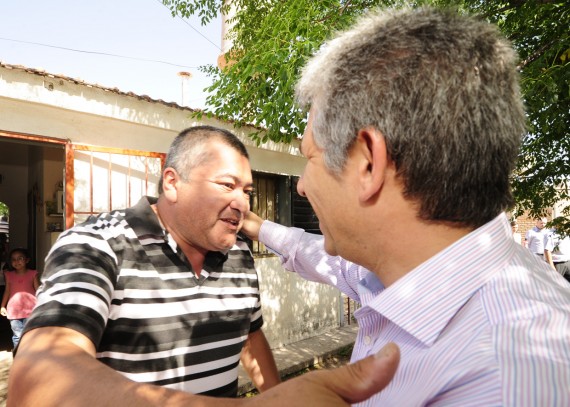 El Gobernador con Sergio, uno de los vecinos del Barrio Ignacio Vidal