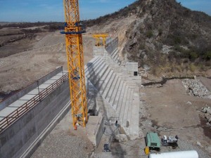 El dique de Estancia Grande en su etapa de construcción