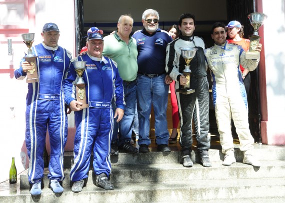 El Intendente de Villa Mercedes Mario Raúl Merlo junto al Intendente de Quines Julio Gómez posan junto a los ganadores del Rally
