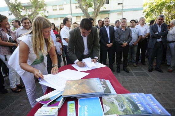 La ministra Luberriaga firma los convenios que dan fuerza a la organización del Carnaval de Río San Luis. 