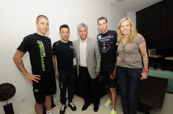 El Gobernador y la Ministra junto a  Rodríguez, Sagan y Nibali